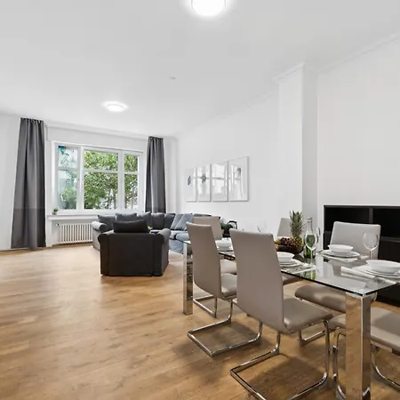 Messe 3 Bedrooms Parking Apartman *