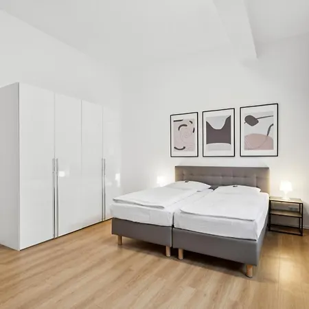 Messe 3 Bedrooms Parking Apartman *